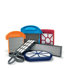 Diğer elektrikli süpürgelerin filtrelerinden ve parçalarından oluşan bir koleksiyon 